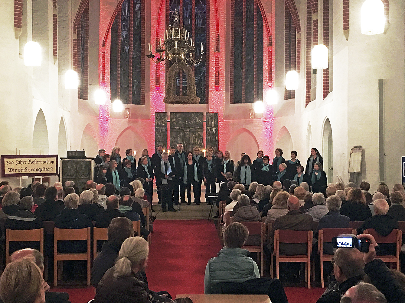Am Reformationstag war das Kirchenschiff bereits in buntes Licht getaucht Fotos: Wilfried Staake/archiv SPD