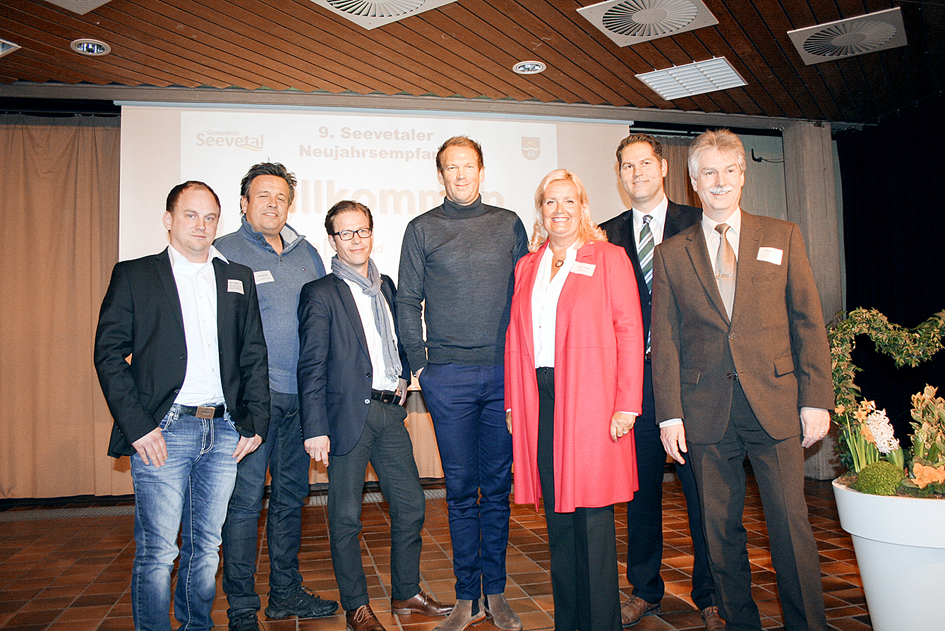 Freuten sich über einen gelungenen Abend: Die Vertreter der Seevetaler Gewerbevereine, Bürgermeisterin Martina Oertzen und Referent Sven Neuhaus (Mitte)