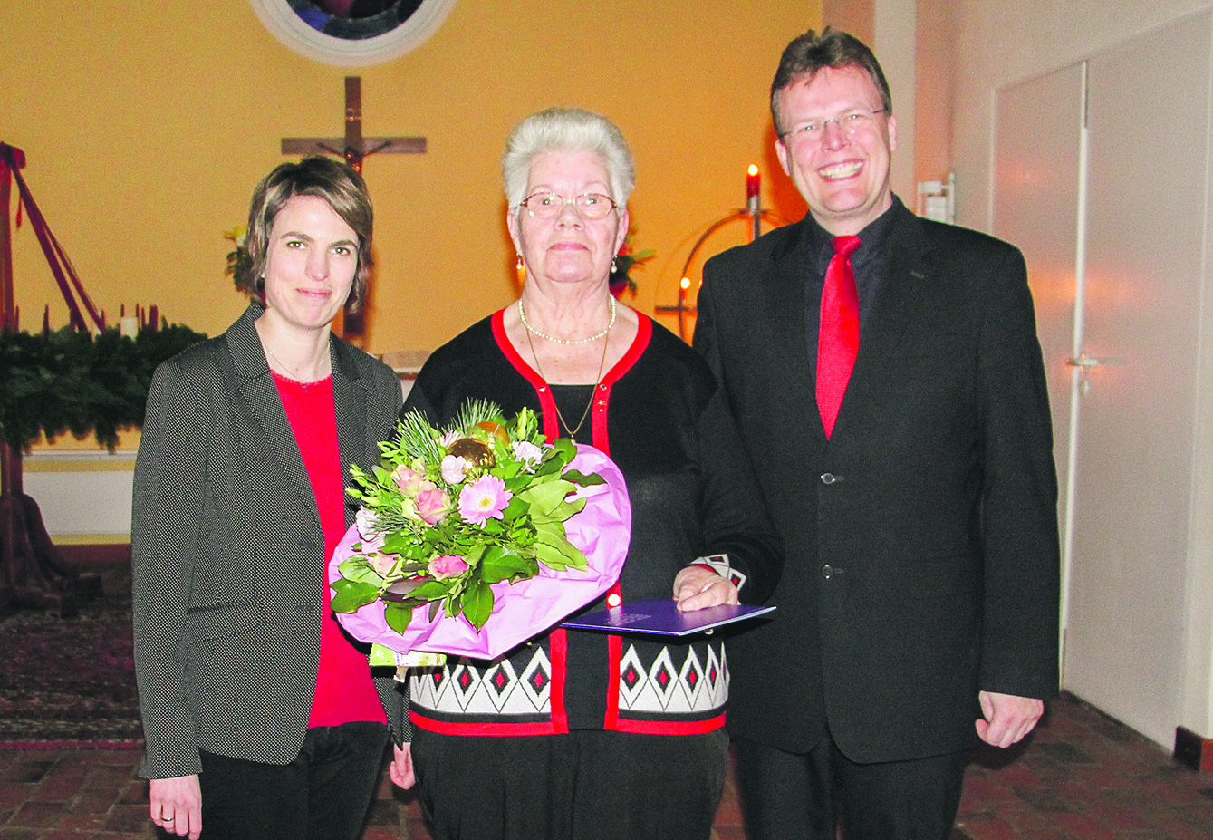 Gratulation zur Auszeichnung: Gertrud Pormetter (Mi.) mit Superintendent Christian Berndt und Pastorin Dr. Anke Mühling