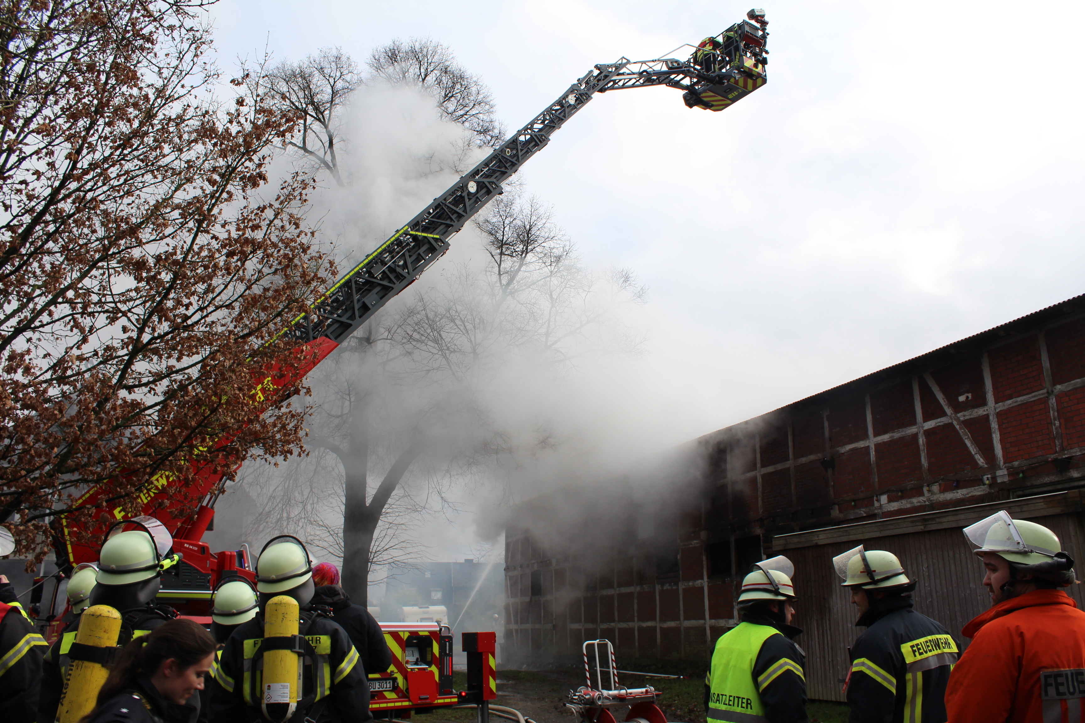 Eine Scheune an der Sottorfer Dorfstraße stand am Vormittag in Brand