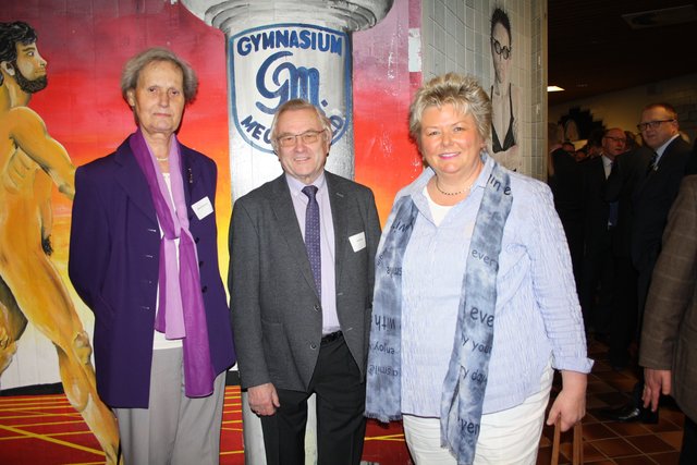 Käthe Wüstefeld, Trägerin der Ehrenbrosche (li.), Fleestedts ehemaliger Bürgermeister Adolf Wendt und seine Nachfolgerin Berit Rohte