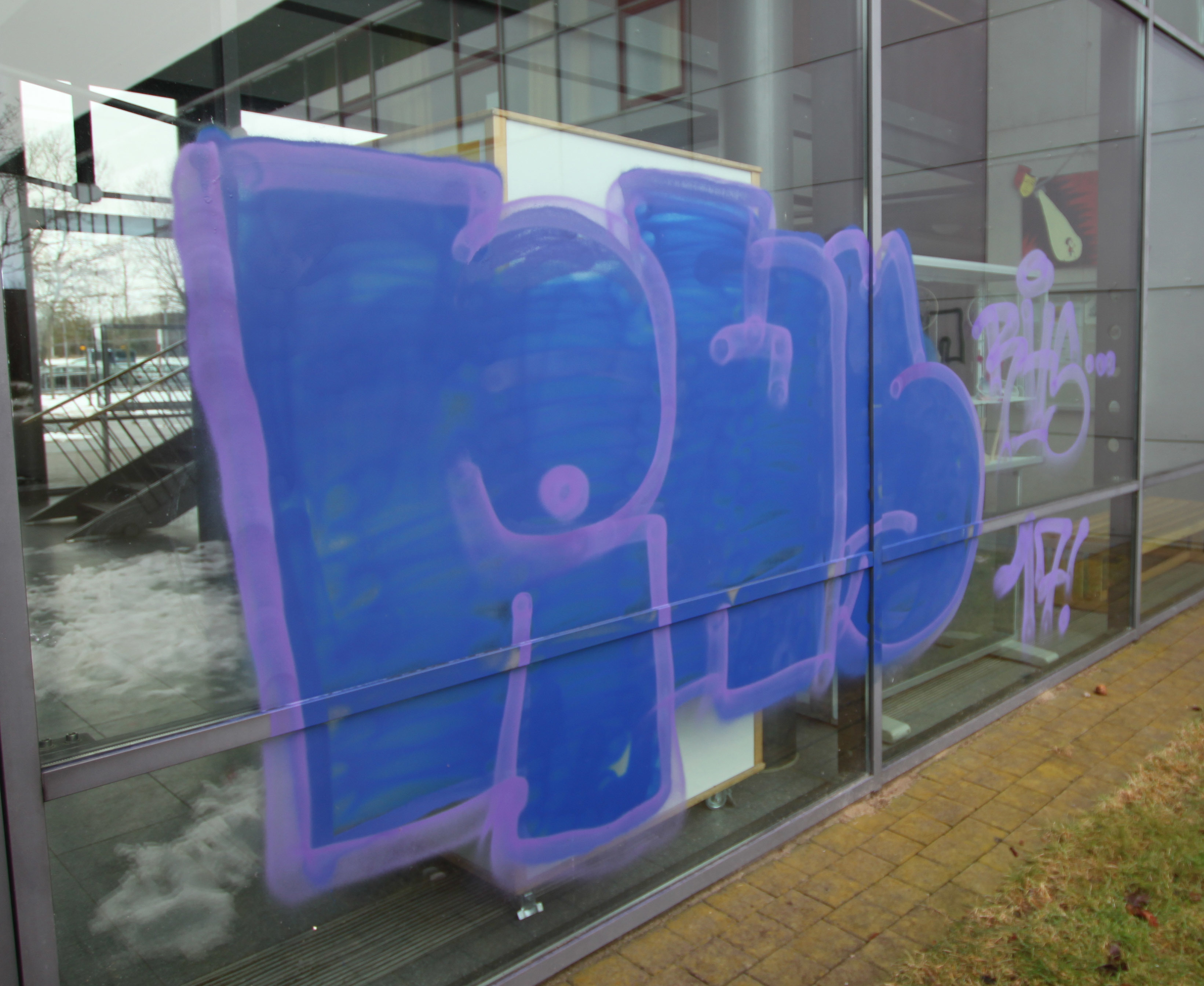 Vor einem Jahr wurde die Apenser Oberschule mit Graffiti "verziert"