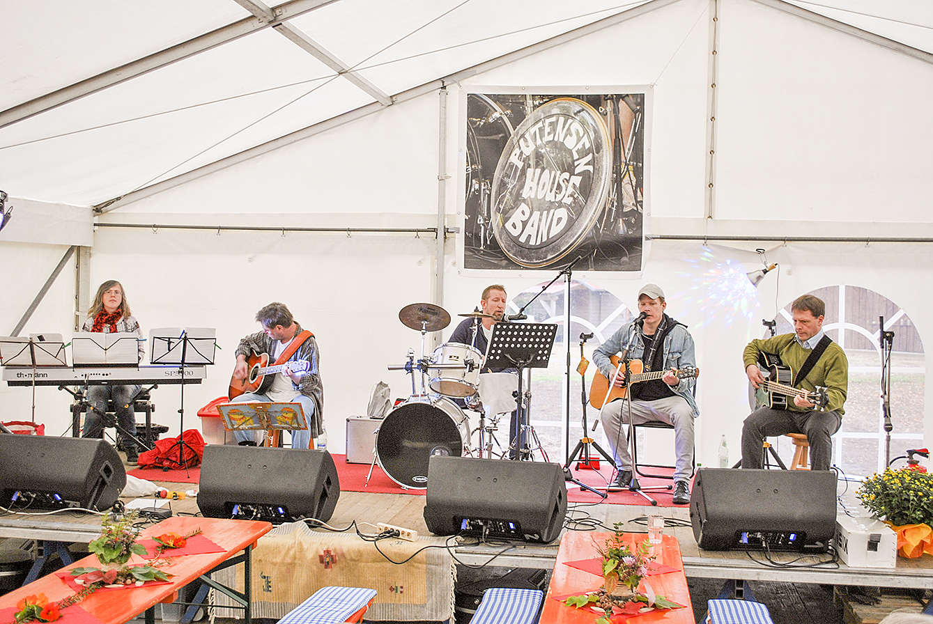 Bei einem Auftritt: die "Putensen House Band", in der Leiter Thomas Anschütz (Mi.) mit psychisch Kranken Musik macht