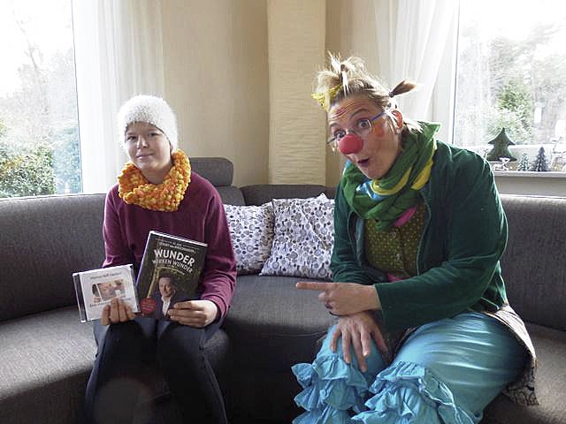 Claudia Haf (Clownin "Karotti") überraschte Neele mit der Grußbotschaft von Eckart von Hirschhausen