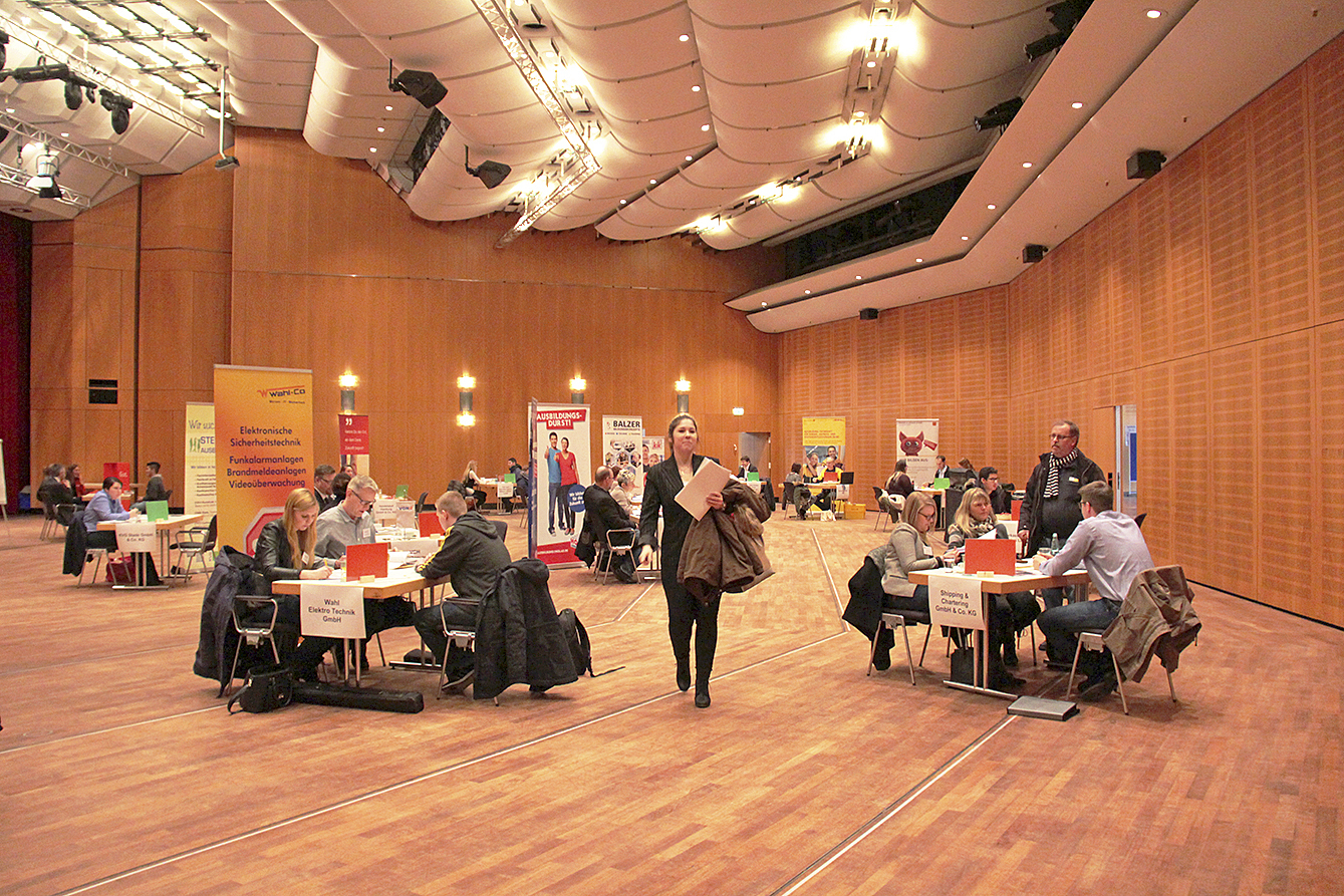 Die Interviews finden an Einzeltischen statt
