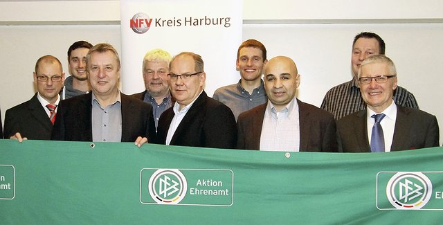 Der Kreisehrenamtsbeauftragte Mario Reising (li.) mit den Ausgezeichneten (v.l.): Steffen Fänger, Frank Markurland, Thomas Karstens, Karsten Egler, Marcel Hagemann, Bahittin Saclik, Jan Meyer, und Kreisvorsitzender Manfred Marquardt