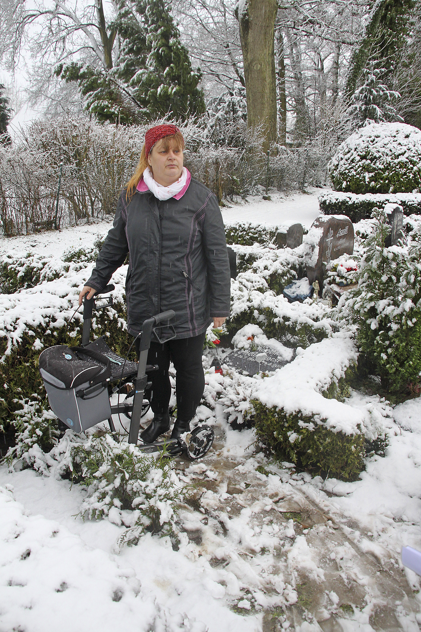 Der Friedhof ist stellenweise zu eng für Rollator-Nutzer, klagt Witwe Christiane Brunkhorst