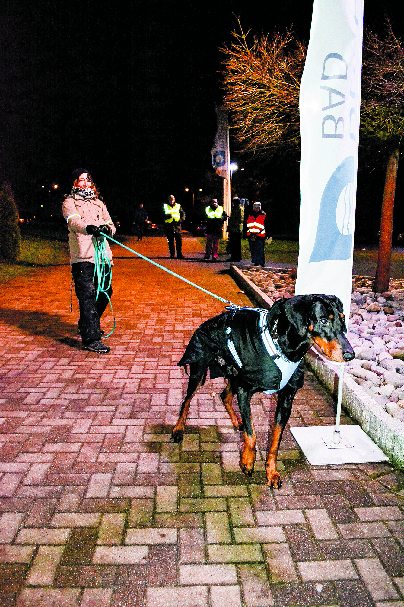 Jacqueline Rademacher und ihr Dobermann "Aris", der gerade eine Duft-Spur verfolgt