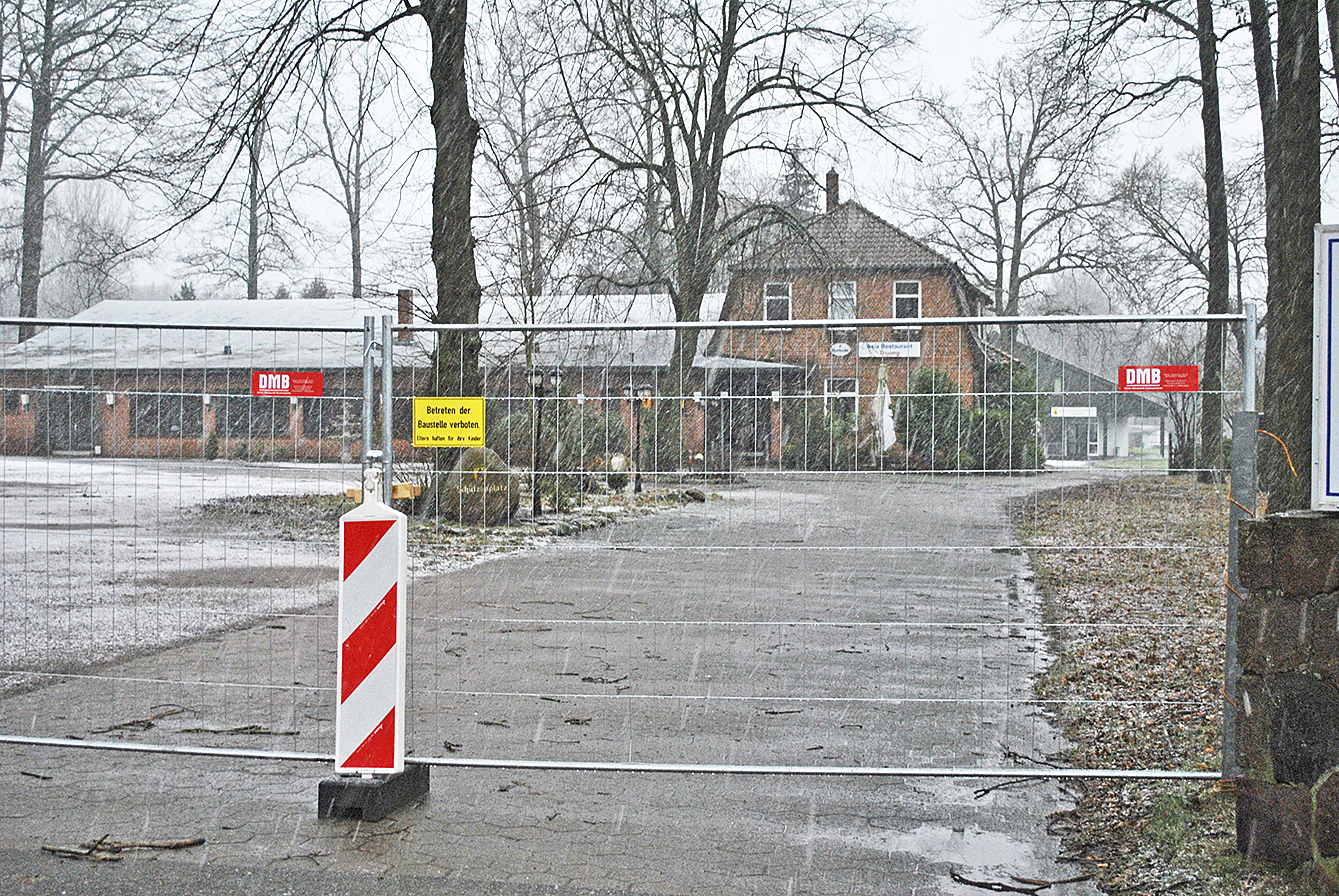 Sicherungsmaßnahme statt Abriss-Vorbote: Derzeit steht ein Zaun vor dem Salzhäuser Schützenhaus