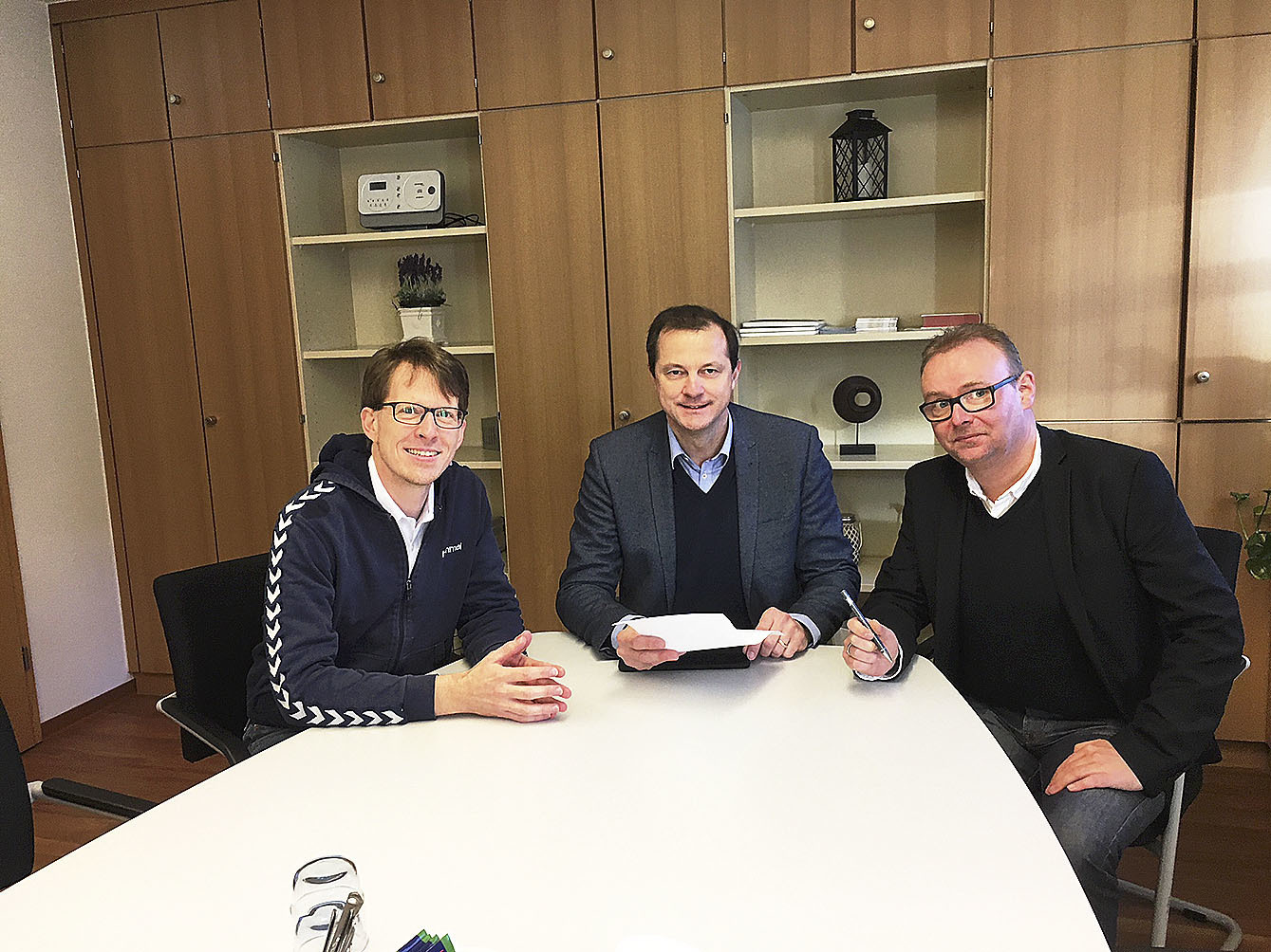 Tabea-Vorsitzender Andreas Hohnhorst (re.) und sein Vize Björn Protze (li.) mit dem CDU-Bundestagsabgeordneter Oliver Grundmann