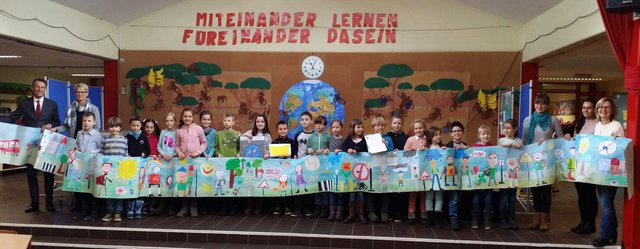 Die Grundschüler der Mühlenschule erstellten eine Wandtapete für einen "Zu-Fuß-Bus" | Foto: Sander
