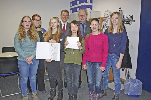 Bei der Preisverleihung an das Albert-Einstein-Gymnasium in Buchholz: die Schülerinnen (vorn, v. li.) Lianne Hase, Vivian Borucki, Adriana Cyganowska, Justina Büttner und Lina Zabel sowie (hinten, v. li.) Lehrerin Wiebke Müller, Bürgermeister Jan-Hendrik Röhse und Schulleiter Hans-Ludwig Hennig