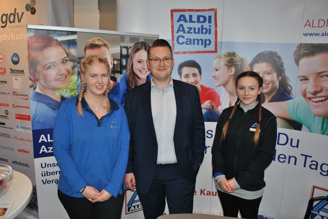 Auch Auszubildende warben für ihr Unternehmen: Aldi-Regionalverkaufsleiter Florian Fiedler mit den Lehrlingen Jennifer van den Abbeele (li.) und Ann-Kathrin Friede