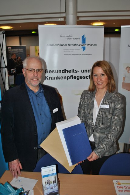Mit abgegebenen Bewerbungsmappen: Michael Dethloff und Beate Hofmann von der Gesundheits- und Krankenpflegeschule der Krankenhäuser Buchholz und Winsen
