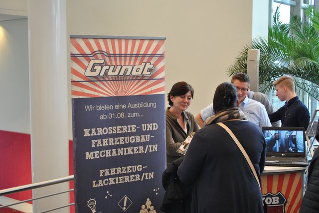 Im Gespräch: Mitarbeiter des Buchholzer Karosserie- und Lackierzentrums Grundt und eine Besucherin
