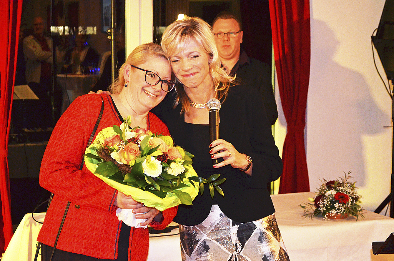 Andrea Buro (re.), Leiterin des Kursana Domizil Buchholz, verabschiedete Dr. Alexandra Schiemang