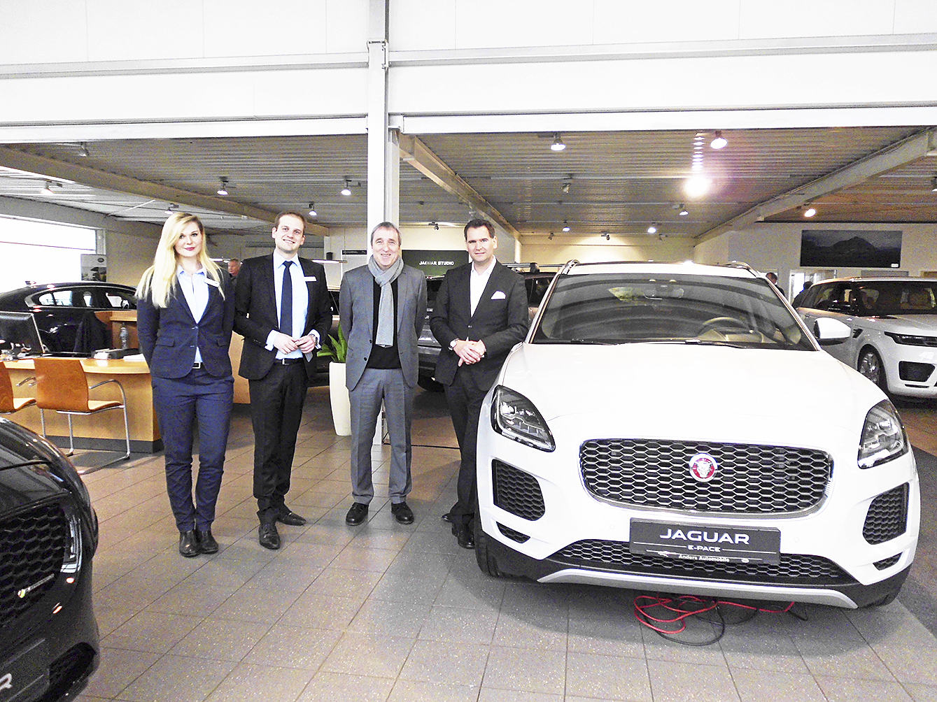 Freuten sich über den Kundenzuspruch (v.li.): Jana Baiza (Anders Automobile), Johannes Uhl (Anders Automobile) Winfried Stein (Jaguar Land Rover Deutschland) und Michael Strohmaier (Anders Automobile)