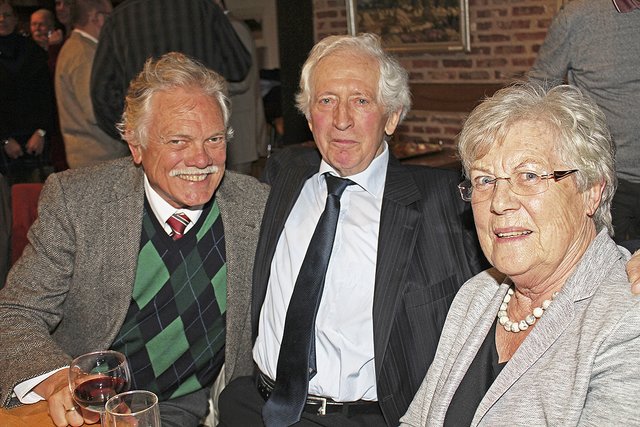 Kennen und schätzen sich seit vielen Jahre (v. li.): James Sims (langjähriger Jesteburger Chorleiter), Alt-Bürgermeister Wilhelm Frommann und Ilse Schönecke