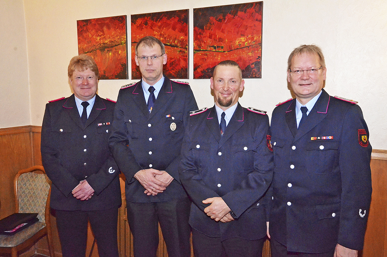 Glückwunsch zur Beförderung und Auszeichnung (v. li.): Jörn Petersen, Matthias Rehr, Sven Viebrock und Stephan Boenert