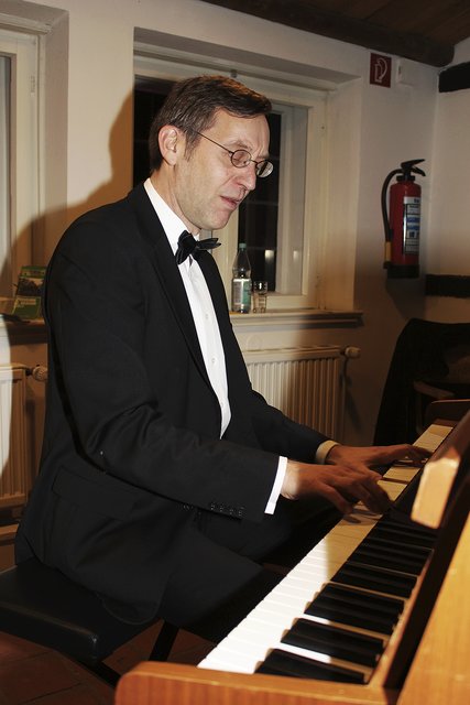 Der Pianist Frederik Feindt spielte für die Gäste Swing aus den 1920er bis 1940er Jahren