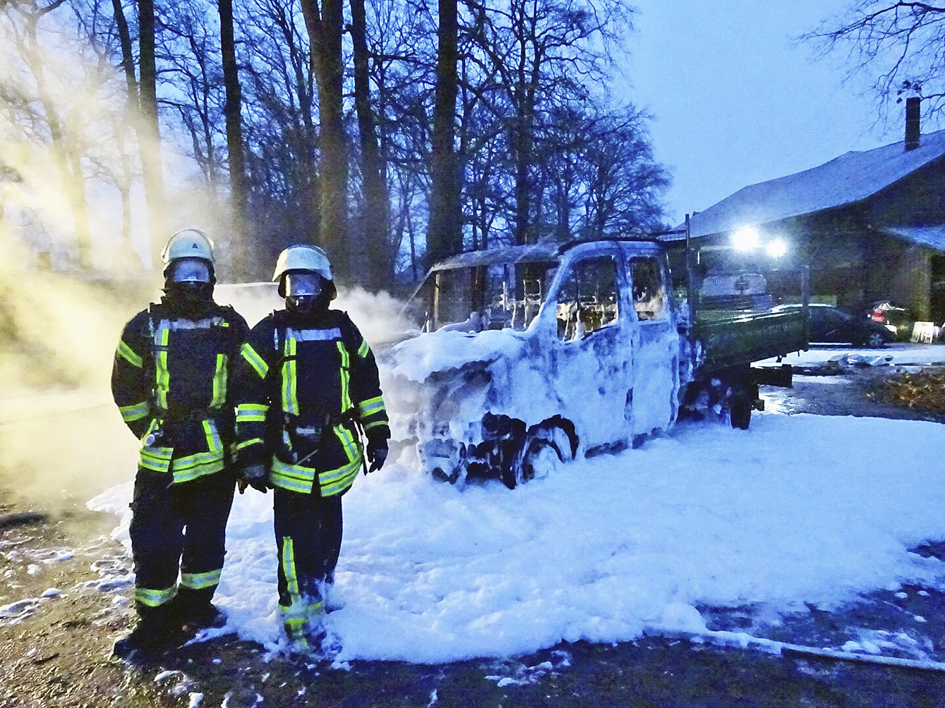 Die Atemschutzgeräteträger Florian Rosenow und Nils Zirkel mit dem ausgebrannten Transporter
