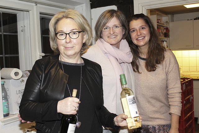 Versorgten die Gäste mit Getränken und Canapés (v. li.): 
Sabine Mojen (GeWerbekreis), Carola Boos und Sinja Grundei (beide Förderverein „Unser Freibad“)