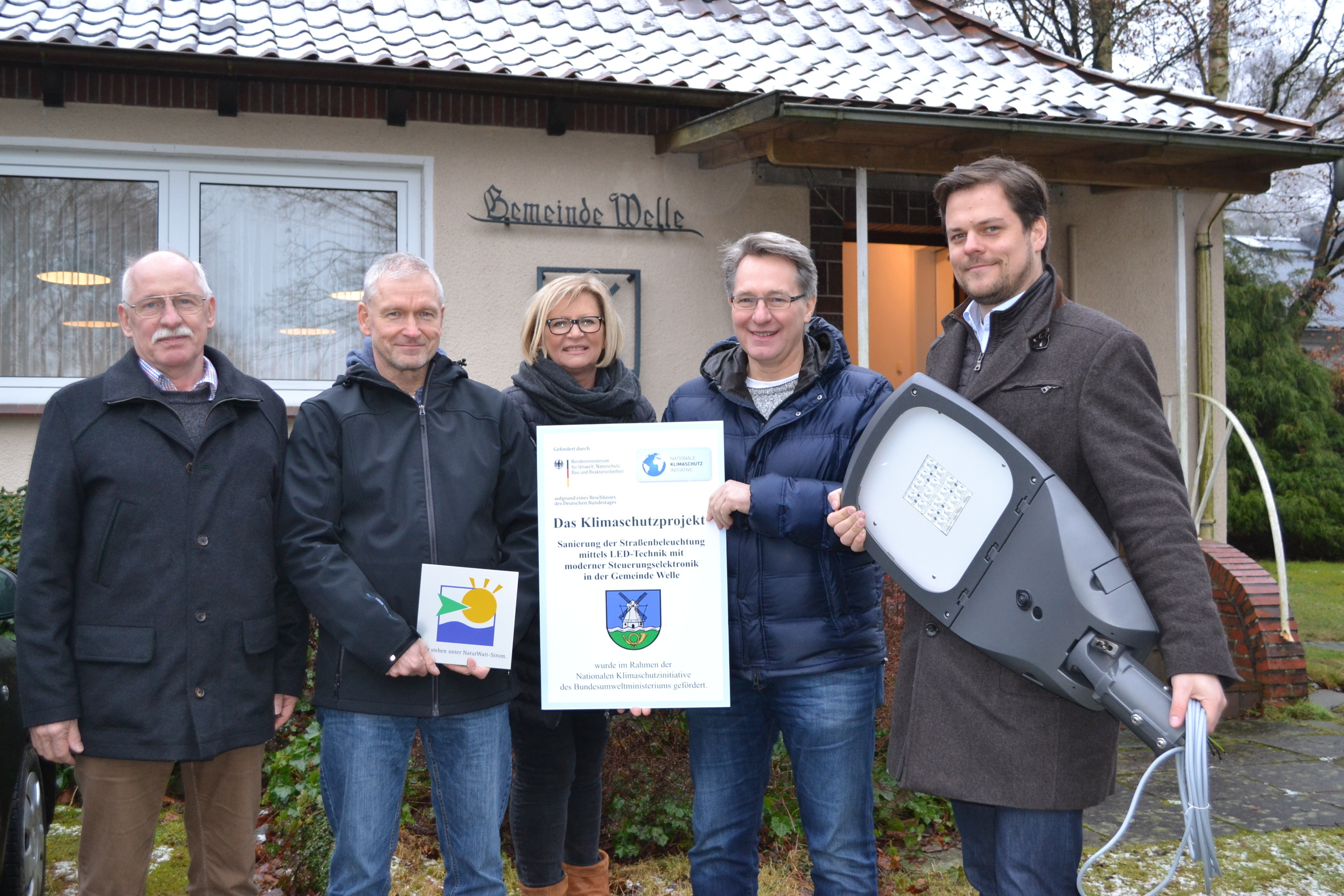 Bei der Vorstellung der neuen Leuchten (v.li.): Die Ratsmitglieder Karsten Riebesell, Bürgermeister Gerd Schröder, Brigitte Nelke, Matthias Brenning und Christian Vendt von Conpower