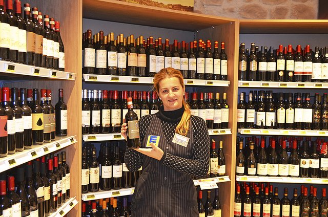 Mitarbeiterin Meliha Zejnilovic in der großen Weinabteilung