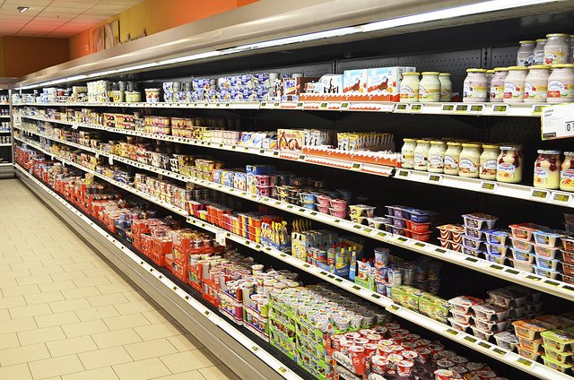 Milch- und Molkereiprodukte werden auf mehreren Metern präsentiert