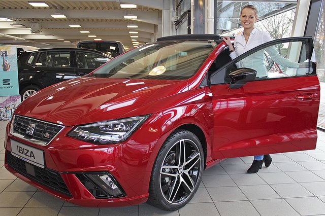 Begeistert durch markante Optik und sportliches Design: der Seat Ibiza FR, präsentiert von Lilli Drohm