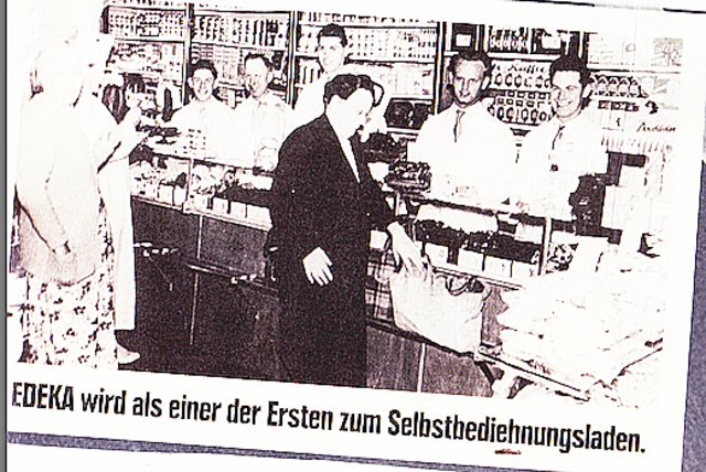 Ein Bild in die Historie: Siegfried Dalinger (ganz links hinter dem Tresen) als Auszubildender (1960)