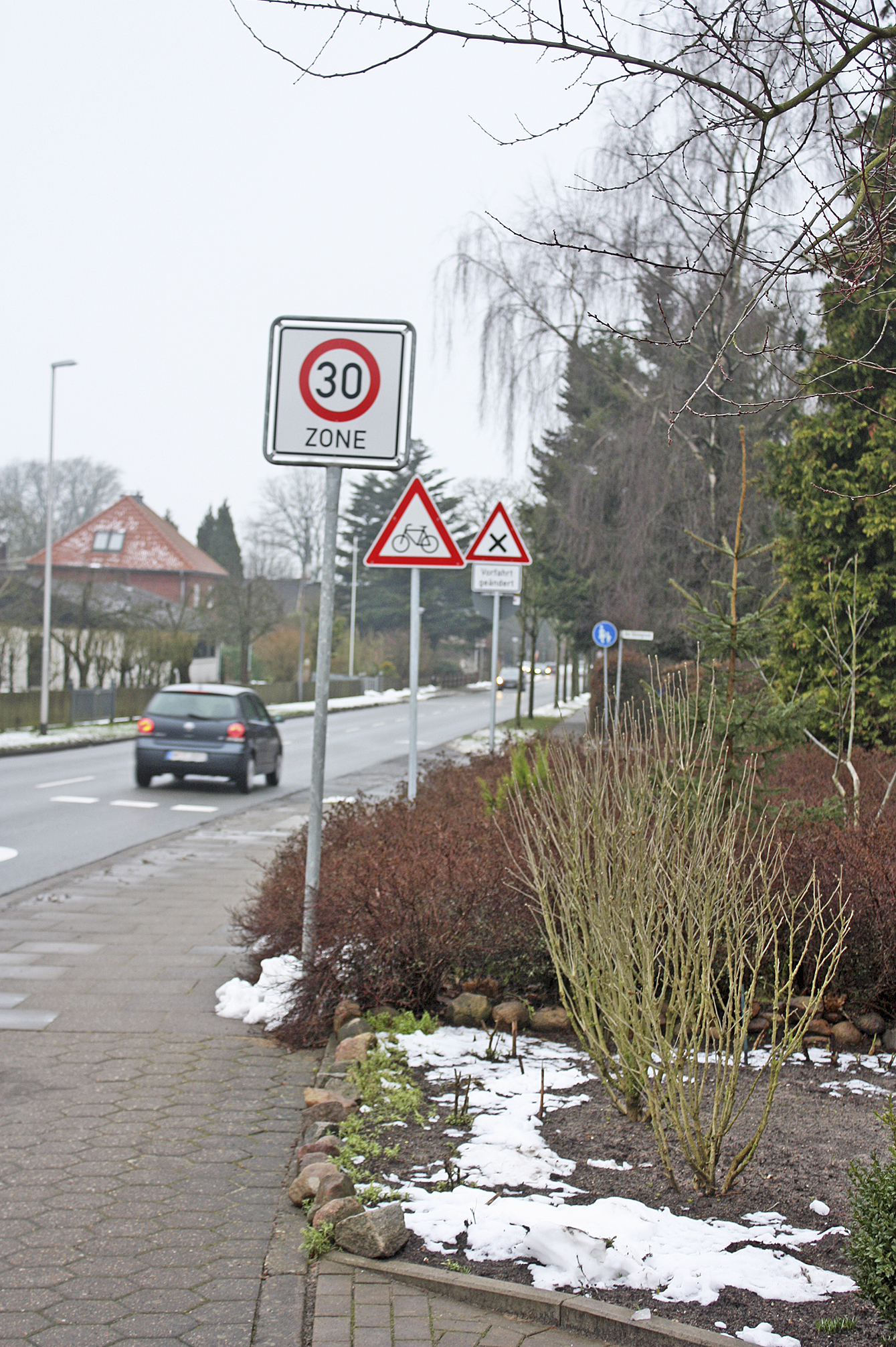 Die neuen Tempo-30-Schilder stehen kurz vor
der Einmündung der Straße „Am Gänsegrund“