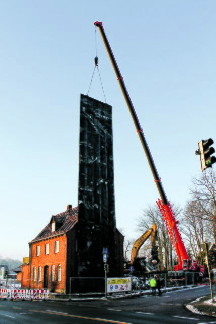 Ein 150 Tonnen schwerer Telekran hielt die Matte während der Abbrucharbeiten in Position.