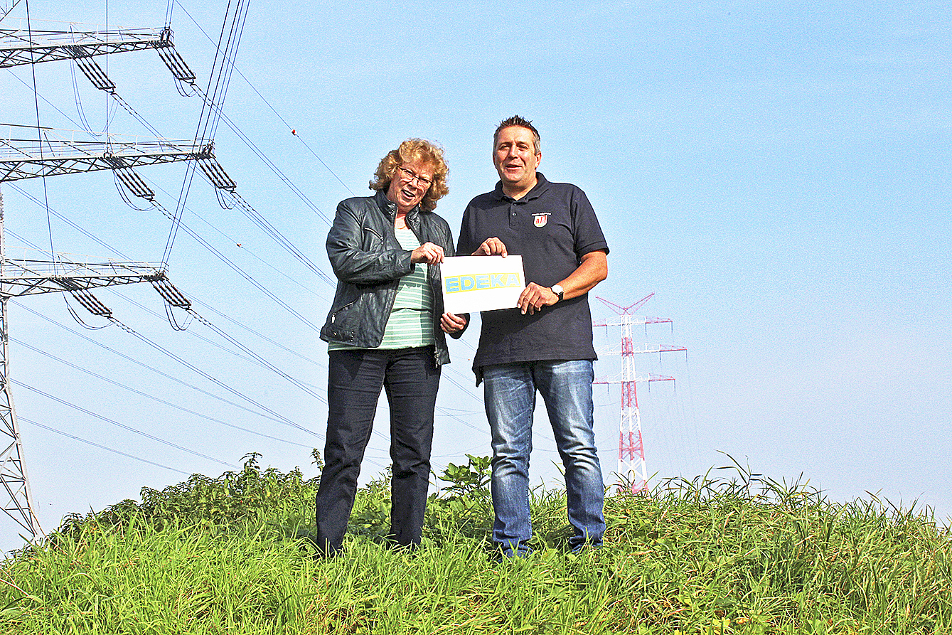 Inge Massow-Oltermann und Timo Gerke stehen hinter dem geplanten Edeka-Markt an der Grenze zwischen Grünendeich und Hollern-Twielenfleth