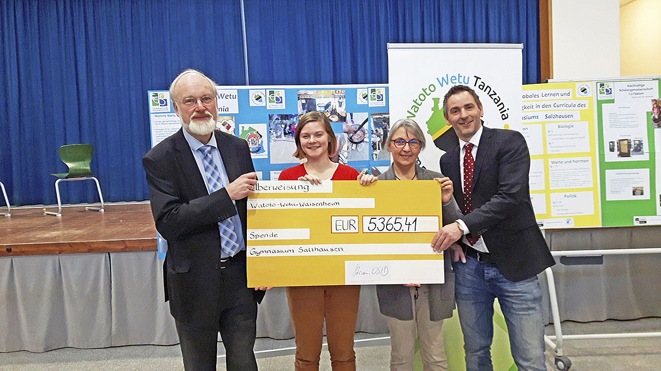 Bei der symbolischen Scheckübergabe (v. li.) Norbert Stüven, Isa von Platen, Sylvia Gassmann und Arne Simon