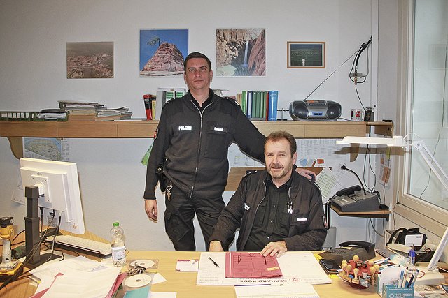 In der gemütlich eingerichteten Dienststelle: Polizei-Oberkommissar Sören Schmidt (li.) und Hauptkommissar Heinz Hagedorn