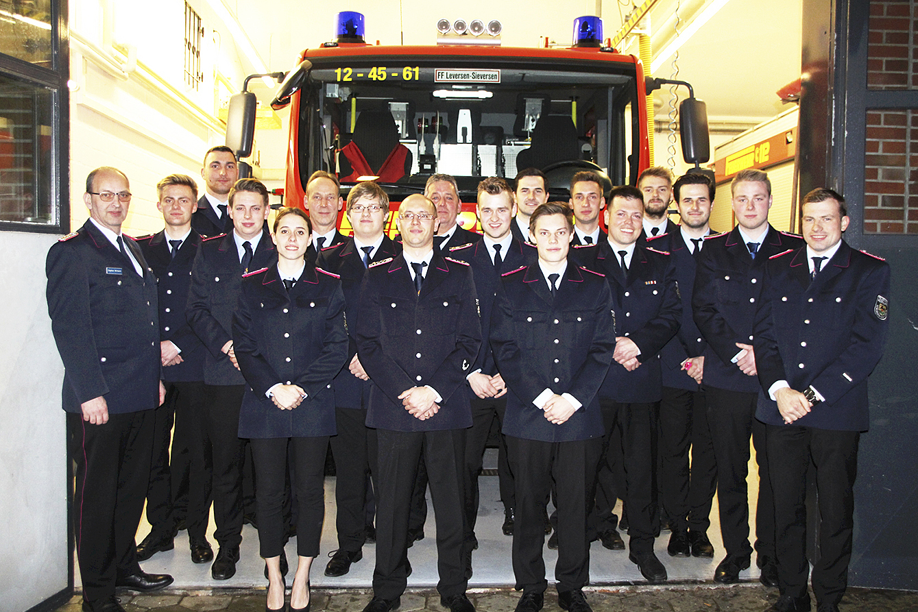 Bei der Feuerwehr Leversen/Sieversen freuen sich die Beförderten und Gewählten gemeinsam mit Gemeindebrandmeister Stephan Wilhelm