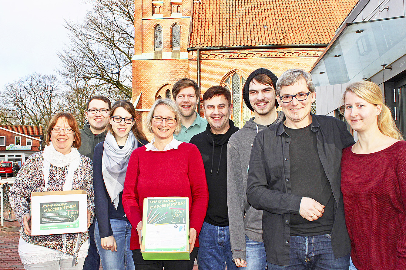 "Bringen Sie uns Ihre Stifte!" Dazu fordern Pastorin Ulrike Seebo (li.) und die Mitarbeiter aus dem Kirchenkreis Hittfeld auf