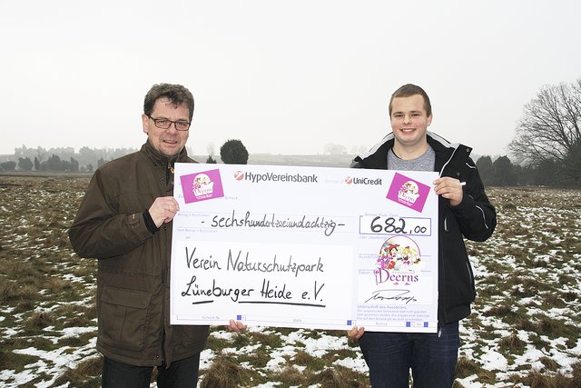 Steffen Albers (li.) vom VNP freut sich über eine Spende in Höhe von 682 Euro, die ihm Gärtner Arne Rulfs im Namen der „Nordheide Deerns“ übergab