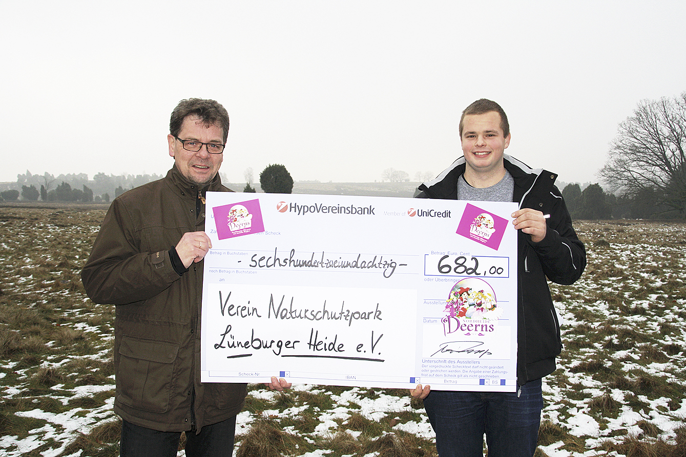 Steffen Albers (li.) vom VNP freut sich über eine Spende in Höhe von 682 Euro, die ihm Gärtner Arne Rulfs im Namen der „Nordheide Deerns“ übergab