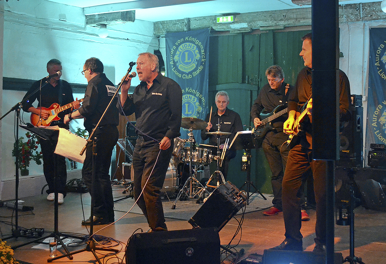Die Band "Back on Stage" bei einem Konzert in Agathenburg
