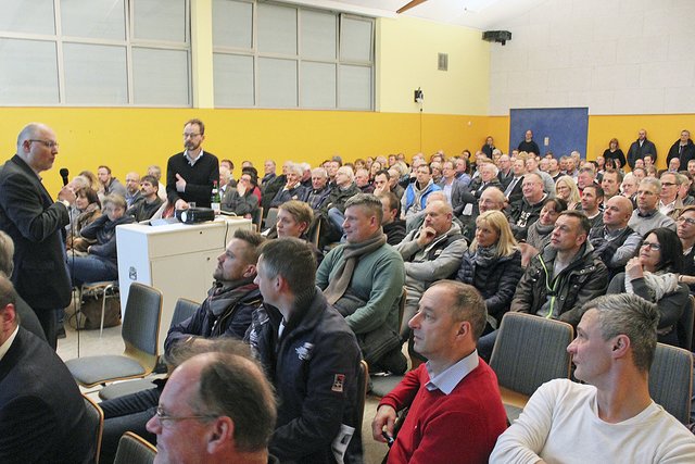 Vor 200 Anwohnern erläuterten Thomas Saunus (li.) und Ingenieur Karsten Schwormstede den Masterplan