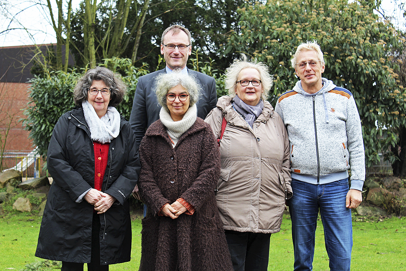 as. Klecken. „Gebt Flüchtlingen eine Chance - mit bezahlbaren Wohnungen.“ So lautet der Appell, den Pastorin Dorothea Blaffert (v. li.), Kirchengemeinde Rosengarten, Flüchtlingshelferin Scholeh Razani, Rosengartens Bürgermeister Dirk Seidler, Tötensens Ortsbürgermeisterin und Flüchtlingskoordinatorin Regina Lutz sowie Eckels Ortsbürgermeister Marco Stöver an Vermieter im Landkreis richten. Konkret geht es um neun anerkannte Flüchtlinge, die in Kürze ihre Unterkunft in Klecken verlassen müssen