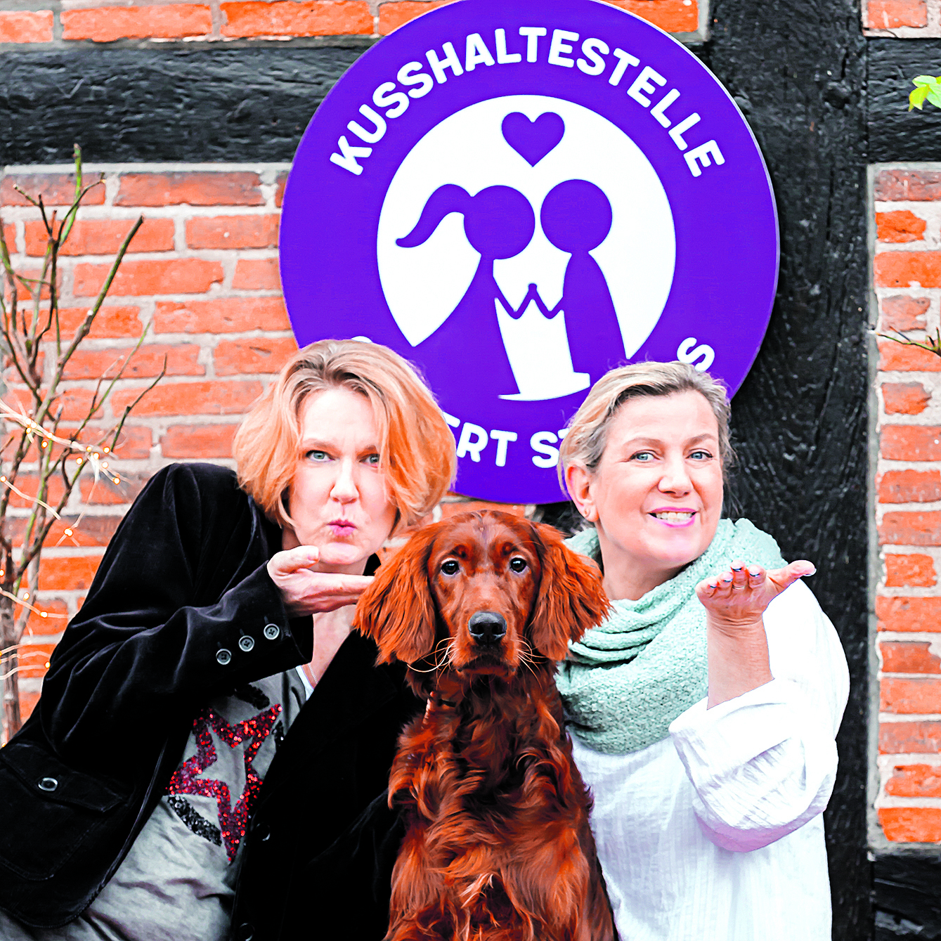 Finden die „Kusshaltestelle“ gut: Catrin Durbahn (li.) und Kerstin Viedt mit Hund „Dr. Watson“