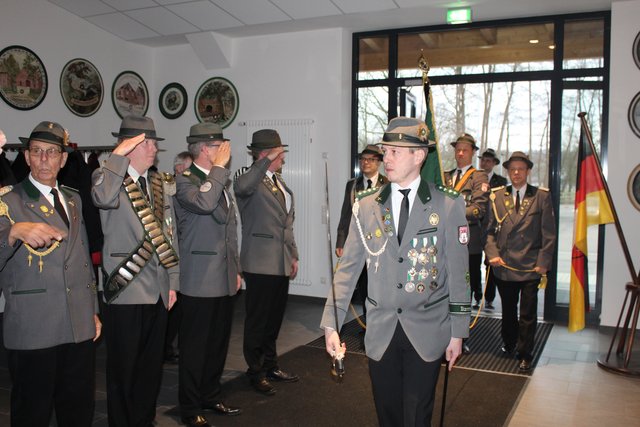 Endlich: Die Fahne zieht ins neue Schützenhaus ein