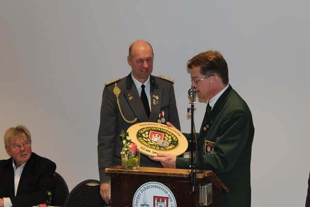 Lars Bathke, Schützenverband Hamburg, gratuliert den Jesteburger Schützen
