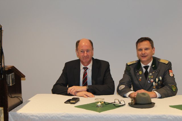 Samtgemeinde-Bürgermeister Hans-Heinrich Höper mit Vorstandsmitglied Norbert Viedt