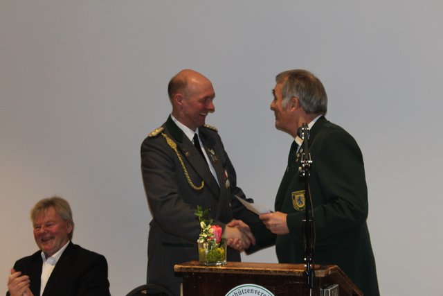 Reinhard Pape, Chef des Schützenverbands Elbmarsch und Nordheide gratulierte ebenfalls