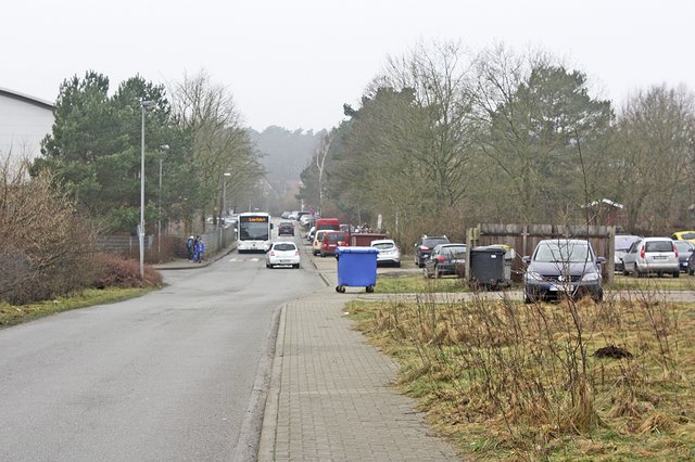 Rund um das Schulzentrum stehen zu wenige Parkplätze zur Verfügung, sodass die Autos auch am Rand abgestellt werden