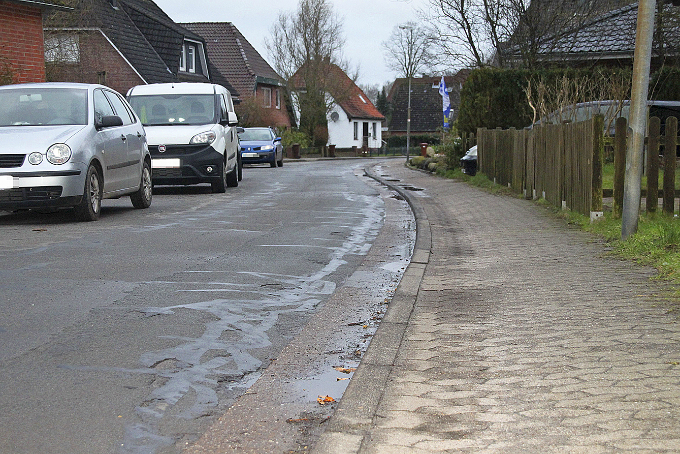 Kaputter Bürgersteig und parkende Autos am Stubbenkamp. Im Frühjahr rücken die Bauarbeiter an
